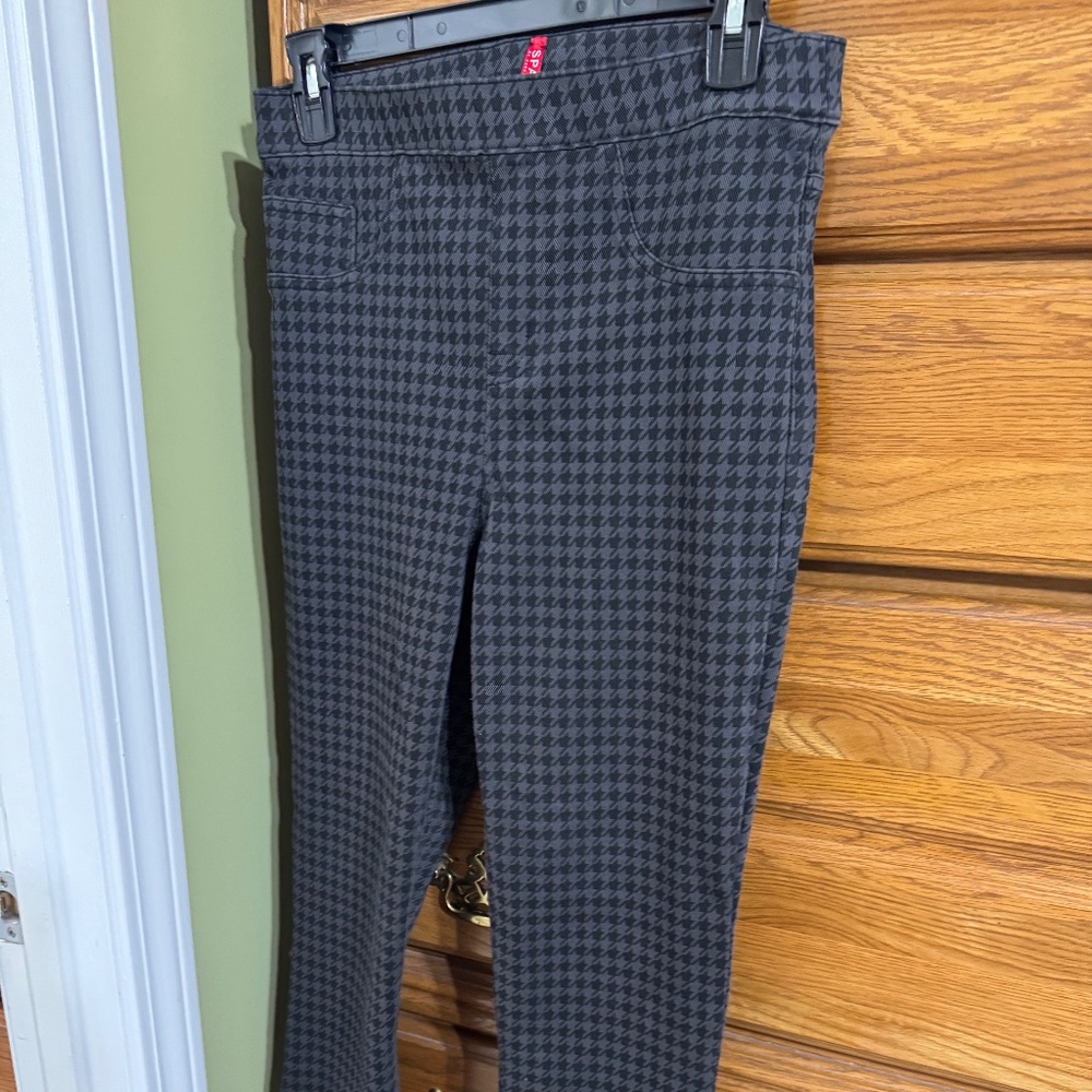 Spanx size medium ( never worn)